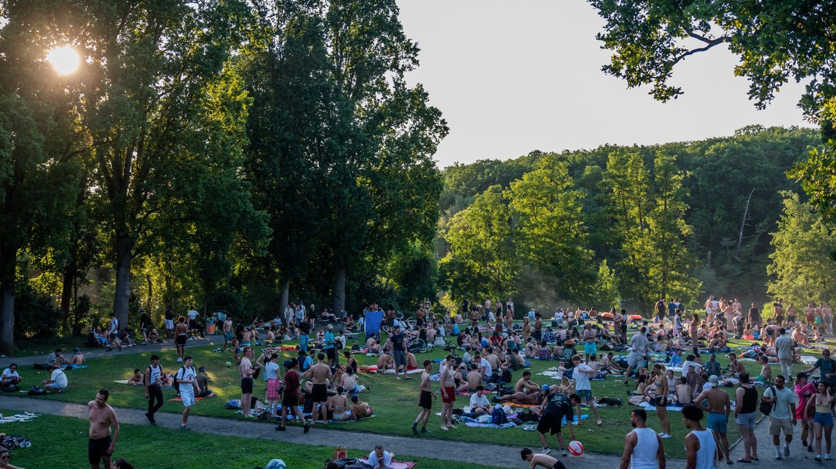 02.07.2025, Berlin: Badegäste verbringen den Sommerabend am Schlachtensee. Hitze und Temperaturen von mehr als 30 Grad werden in der Hauptstadt erwartet. Foto: Michael Kappeler/dpa +++ dpa-Bildfunk ++ ...