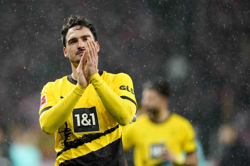 Dortmund&#039;s Mats Hummels applauds to supporters after the German Bundesliga soccer match between Bayer Leverkusen and Borussia Dortmund at the BayArena in Leverkusen, Germany, Sunday, Dec. 3, 2023 ...