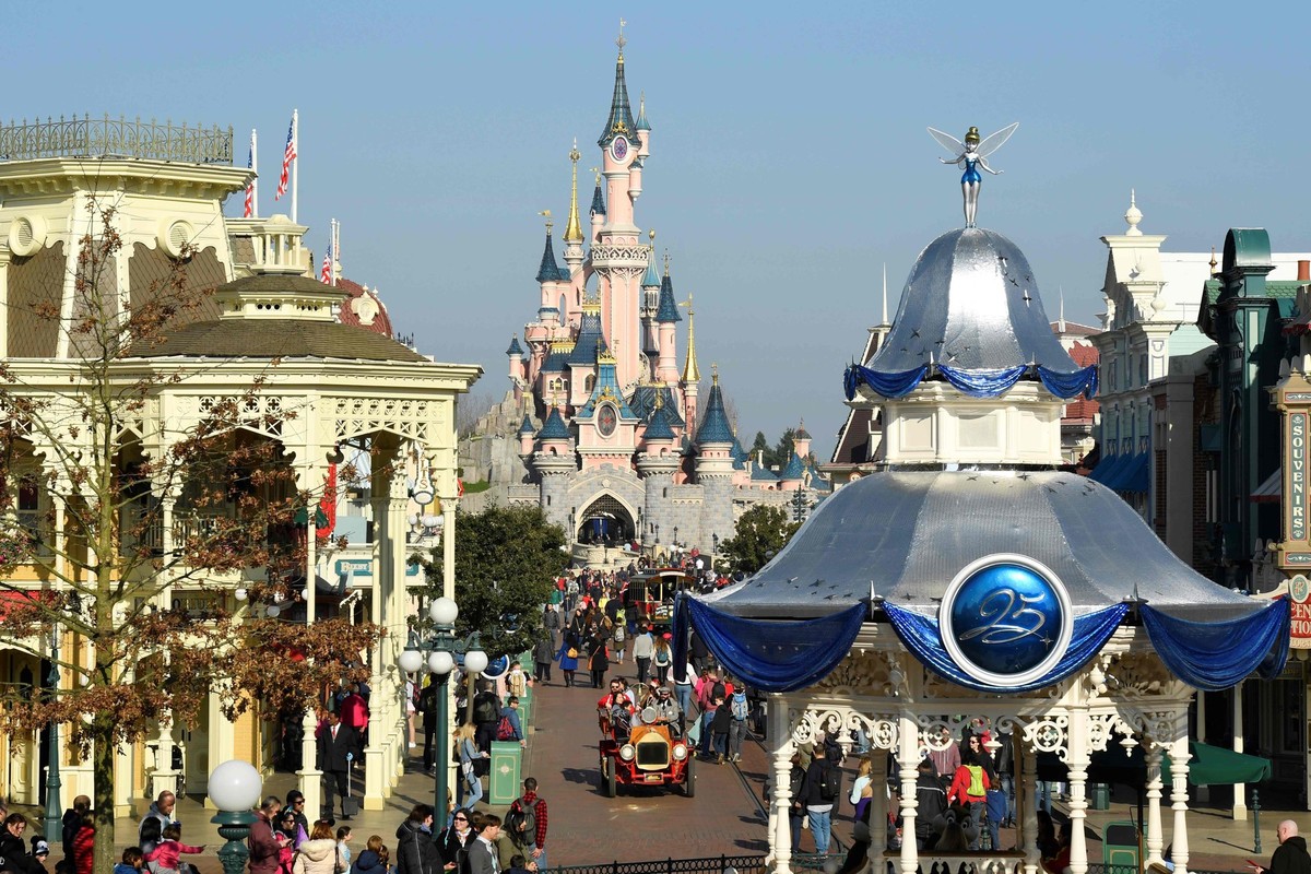 ARCHIV - 16.03.2017, Frankreich, Marne-La-Vallee: Die &quot;Hauptstra�e&quot; im Disneyland Paris. Die Walt Disney Company feiert am 16. Oktober 2023 ihr 100-j�hriges Bestehen und damit die vielen gro ...