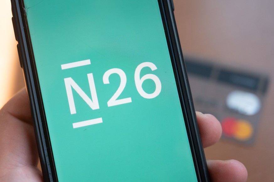 ARCHIV - 29.09.2021, Berlin: Das Logo der Smartphone-Bank N26 ist auf der App der Bank zu sehen. Die Smartphone-Bank N26 erm