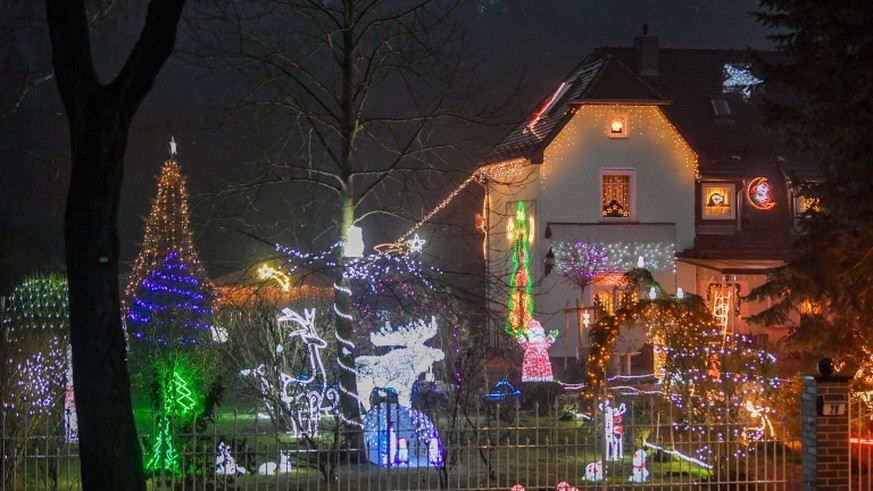 Der 800 Quadratmeter große Vorgarten und die Hausfassade der Muschners werden mit rund 15.000 Lichtern geschmückt.