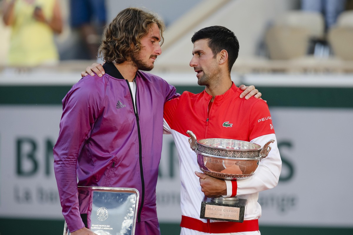 Tennis: Grand Slam/ATP-Tour - French Open, Einzel, Herren, Finale, Djokovic (Serbien) - Tsitsipas (Griechenland). Novak Djokovic (r) und Stefanos Tsitsipas unterhalten sich während der Siegerehrung.