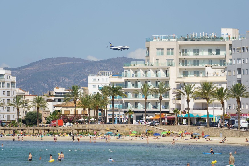 Strandszene an der Playa de Palma und Bucht von Palma im Sommer 2023Strandszene an der Playa de Palma und Bucht von Palma im Sommer 2023, Palma Mallorca Spanien Playa de Palma *** Beach scene at the P ...