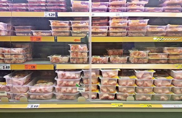 Der hohe Fleischkonsum – insbesondere von Billigfleisch – ist in Deutschland deutlich zu hoch und damit schlecht fürs Klima und die Artenvielfalt.