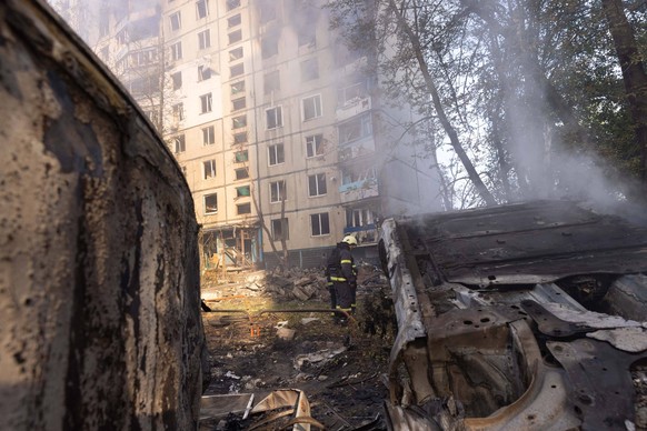 Ukraine-Konflikt, russischer Angriff trifft Wohnhaus in Charkiw Russian Federation Launched A Massive Attack On Kharkiv Firefighters put out the fire after the Russia s guided air bomb hit an apartmen ...