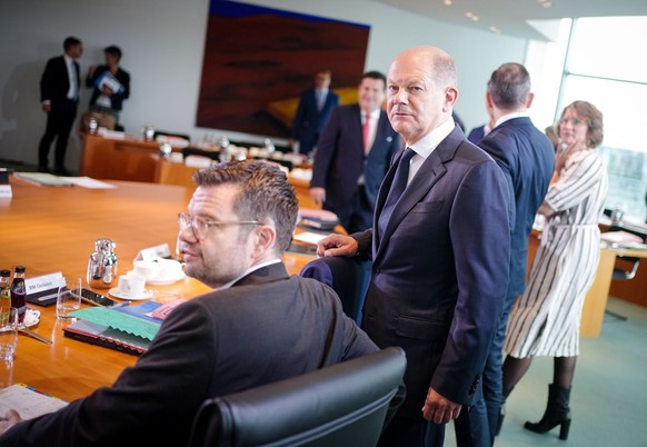 14.09.2022, Berlin: Marco Buschmann (l, FDP), Bundesminister der Justiz, und Bundeskanzler Olaf Scholz (SPD) nehmen an der Sitzung des Bundeskabinetts im Bundeskanzleramt teil. Thema u.a. ist die Einf ...