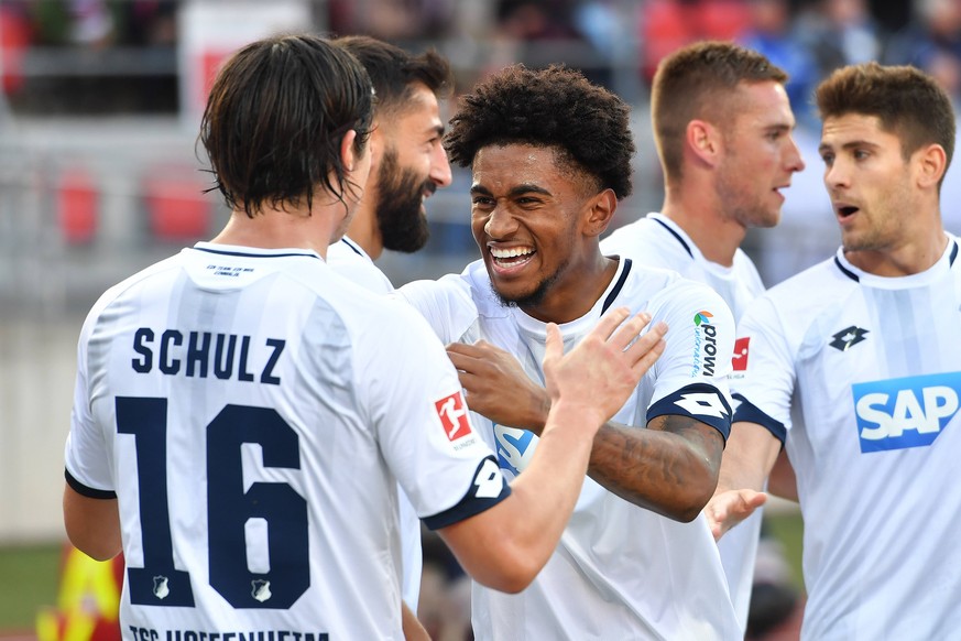 Torjubel um Reiss NELSON (1899 Hoffenheim) nach Tor zum 1-2 mit Kerem DEMIRBAY (1899 Hoffenheim),Nico SCHULZ (1899 Hoffenheim),Pavel KADERABEK (1899), Jubel,Freude,Begeisterung, Fussball 1. Bundesliga ...