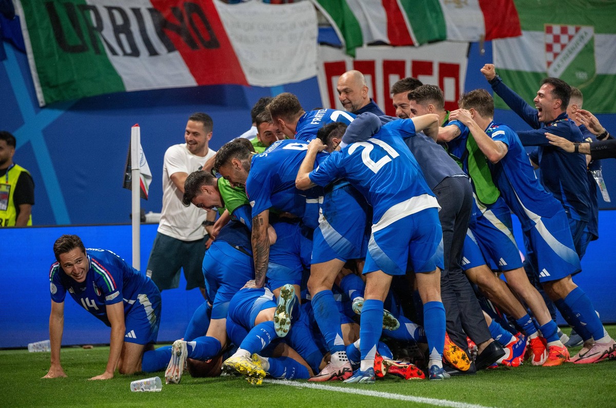 Italien hat sich in letzter Sekunde für das EM-Achtelfinale qualifiziert.