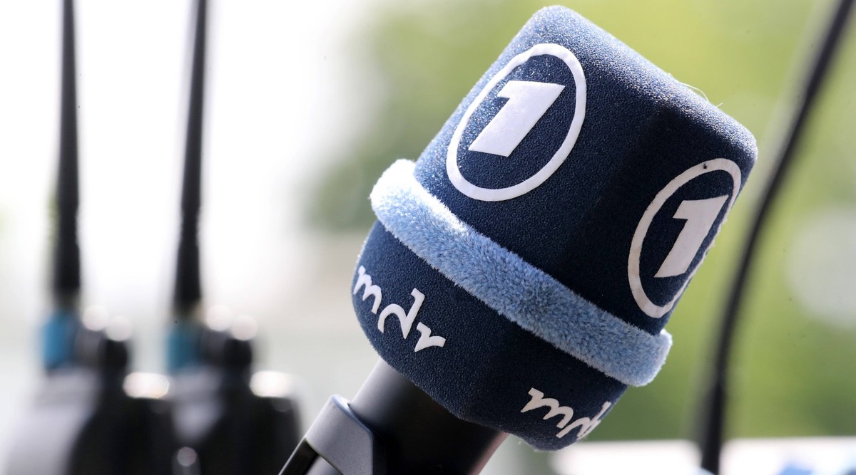 Leipzig, 29.05.2021, Fussball, Landesportschule Abtnaundorf, Landespokal Sachsen, Finale, 1.FC Lok Leipzig vs. Chemnitzer FC 1:0 0:0 n.V. , Im Bild Mikrofon Microphon mit Emblem Logo TV ARD MDR. , *** ...