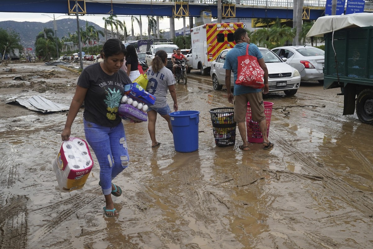 People loot a grocery store after Hurricane Otis ripped through Acapulco, Mexico, Wednesday, Oct. 25, 2023. Hurricane Otis ripped through Mexico&#039;s southern Pacific coast as a powerful Category 5  ...