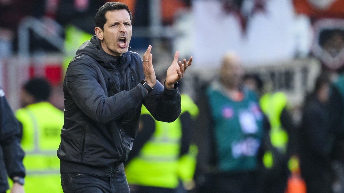 ARCHIV - 02.03.2024, Baden-Württemberg, Heidenheim: Fußball: Bundesliga, 1. FC Heidenheim - Eintracht Frankfurt, 24. Spieltag, Voith-Arena. Frankfurts Trainer Dino Toppmöller reagiert im Spiel. Der Co ...