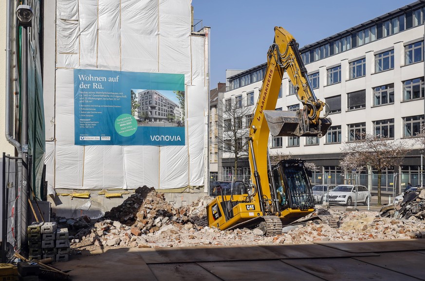 27.03.2020, Essen, Ruhrgebiet, Nordrhein-Westfalen, Deutschland - Immobilienkonzern Vonovia baut ein Mehrfamilienhaus an der Ruettenscheider Strasse, Einkaufsstrasse in Essen Ruettenscheid. Essen Nord ...