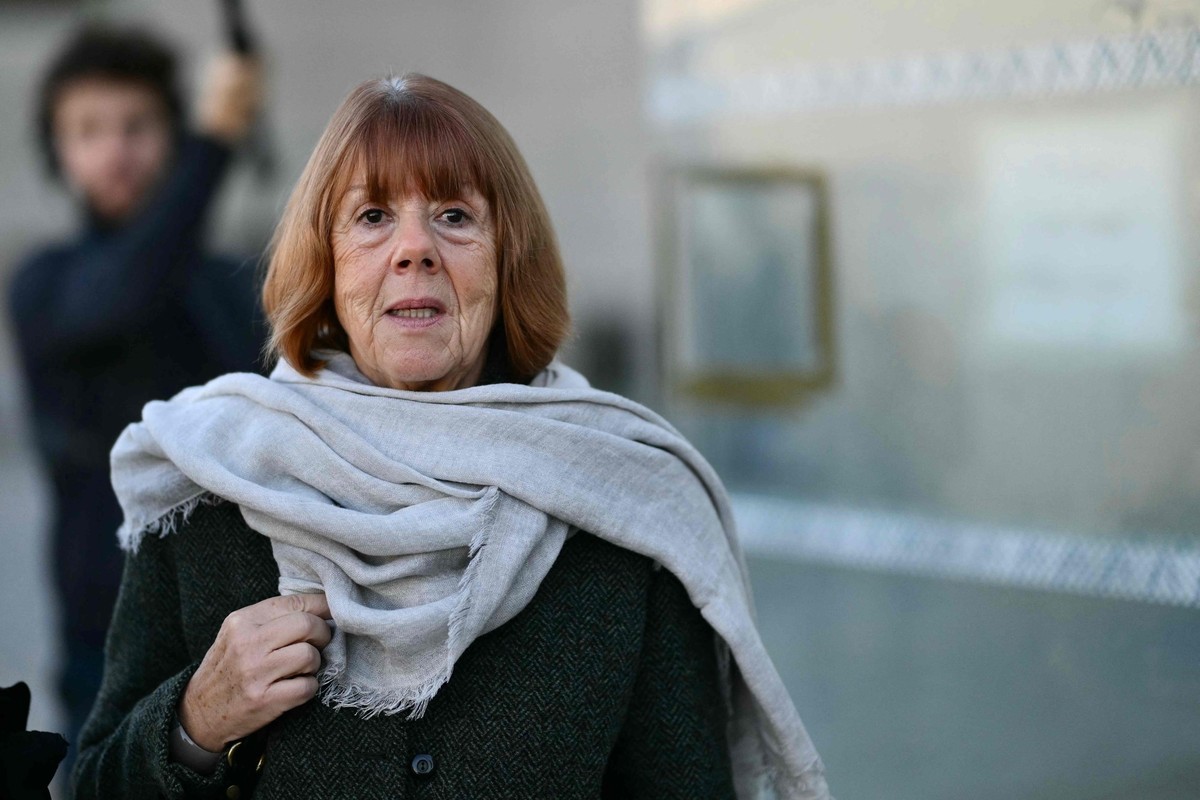 27.11.2024, Frankreich, Avignon: Gisele Pelicot schaut im Gerichtsgeb�ude von Avignon w�hrend des Prozesses gegen Dominique Pelicot zu, der angeklagt ist, seine fr�here Frau Gisele fast zehn Jahre lan ...