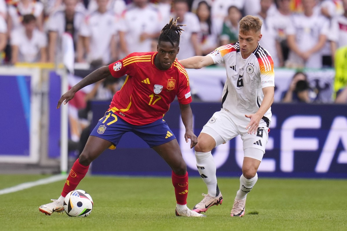 Germany&#039;s Joshua Kimmich, right, challenges Spain&#039;s Nico Williams during a quarter final match between Germany and Spain at the Euro 2024 soccer tournament in Stuttgart, Germany, Friday, Jul ...