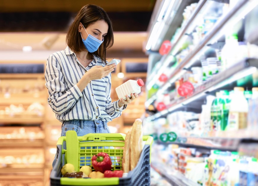 Junge Frau Supermarkt