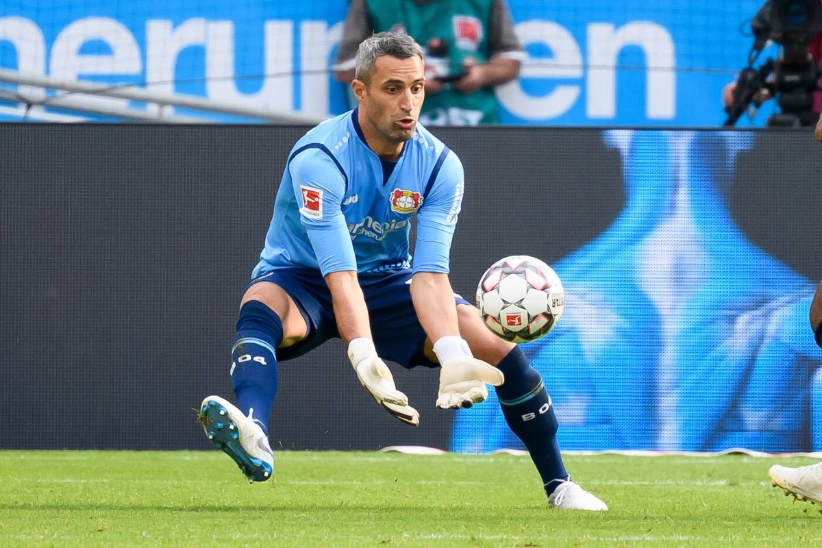 Leverkusen, Germany 01.09.2018, 1. Bundesiga, 2. Spieltag, Bayer 04 Leverkusen vs. VfL Wolfsburg, Torwart Ramazan Oezcan (B04) in aktion ( DeFodi001 *** Leverkusen Germany 01 09 2018 1 Bundesiga 2 Gam ...