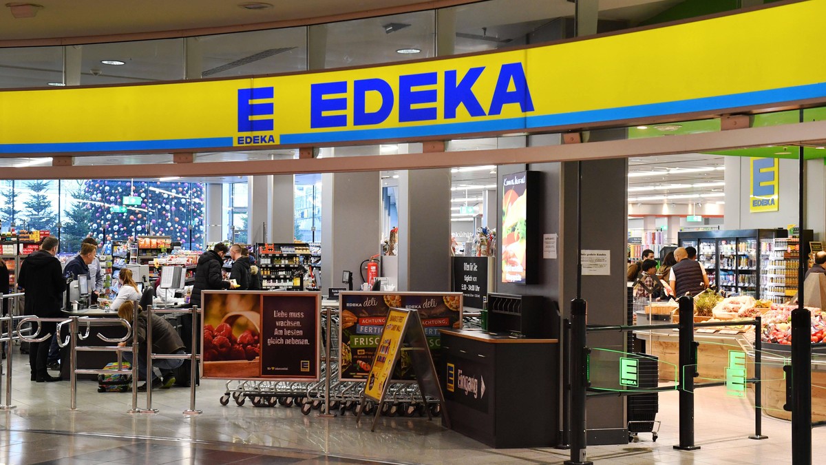 Eine Edeka-Filiale in Bayern veralbert auf Facebook Verschwörungstheorien zum Impfstoff.