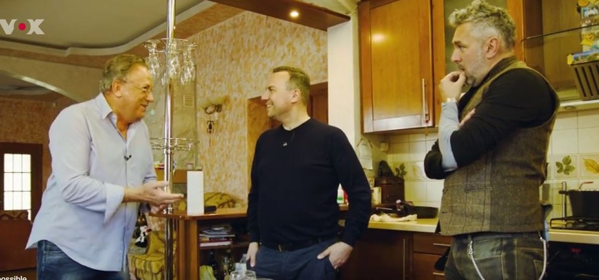 Die Star-Köche Roland Trettl (r.) und Tim Raue (Mitte) hoffen auf eine gute Kochanleitung von Viktor Belyaev.