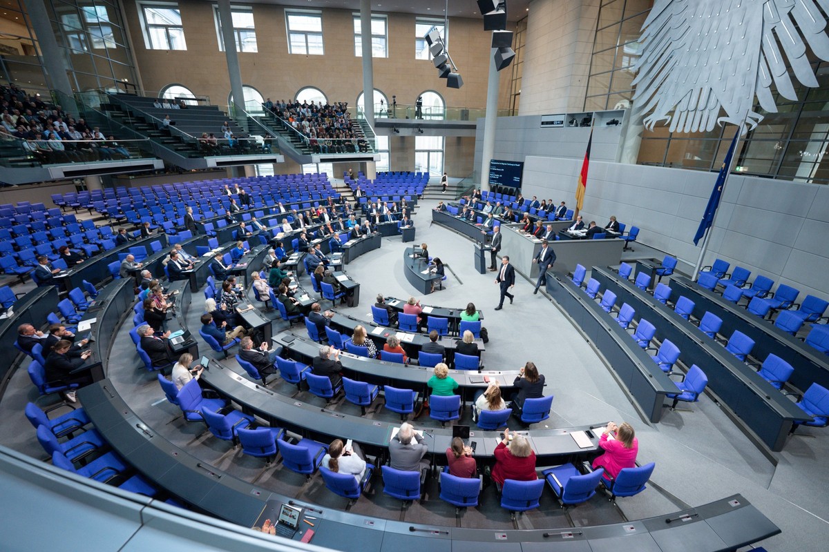 Symbolbild Plenarsaal bei einer Sitzung des Deutschen Bundestag in Berlin Symbolbild Plenarsaal bei einer Sitzung des Deutschen Bundestag in Berlin Berlin Berlin Deutschland *** Symbolic image of the  ...