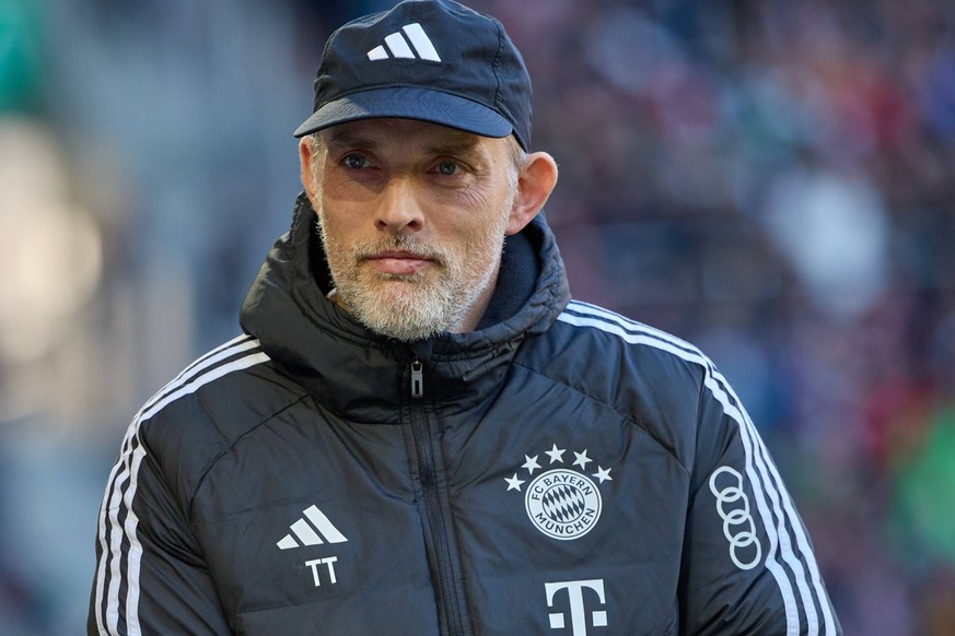 Trainer Thomas Tuchel FC Bayern Muenchen schaut, FC Augsburg vs. FC Bayern Muenchen, Fussball, 1. Bundesliga, 19. Spieltag, 27.01.2024 DFB regulations prohibit any use of photographs as image sequence ...