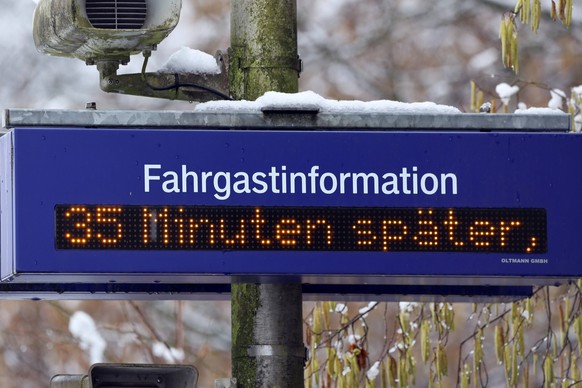 Verspätung bei der Bahn Systeme zur Fahrgastinformation zeigen einen Hinweis auf 35 Minuten Verspätung Essen Nordrhein-Westfalen Deutschland *** Rail delay Passenger information systems show an indica ...