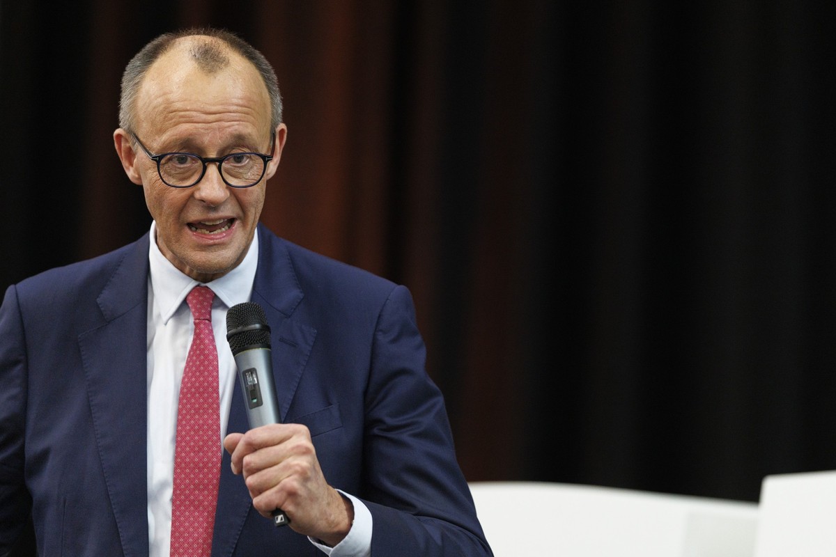 26.01.2025, Nordrhein-Westfalen, Menden: Kanzlerkandidat Friedrich Merz (CDU) spricht auf der B�hne. (zu dpa: �Streit um Migrationspolitik: Merz erinnert Scholz an Amtseid�) Foto: Christoph Reichwein/ ...