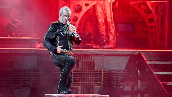 ARCHIV - 18.06.2022, Nordrhein-Westfalen, Düsseldorf: Till Lindemann, Frontsänger der Band Rammstein, steht im Rahmen der Deutschland-Tournee mit dem Album «Zeit» auf der Bühne. Die Berliner Band hat  ...