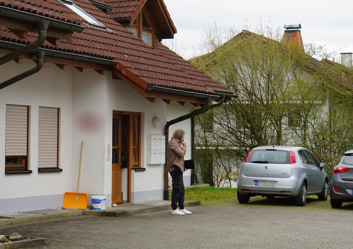 27.03.2024, Waldshut-Tiengen: Eine Person telefoniert vor einer offenen Tür eines Hauses. Ein 19-Jähriger soll im Kreis Waldshut an der Grenze zur Schweiz seine Eltern und seinen Bruder mit einem Mess ...