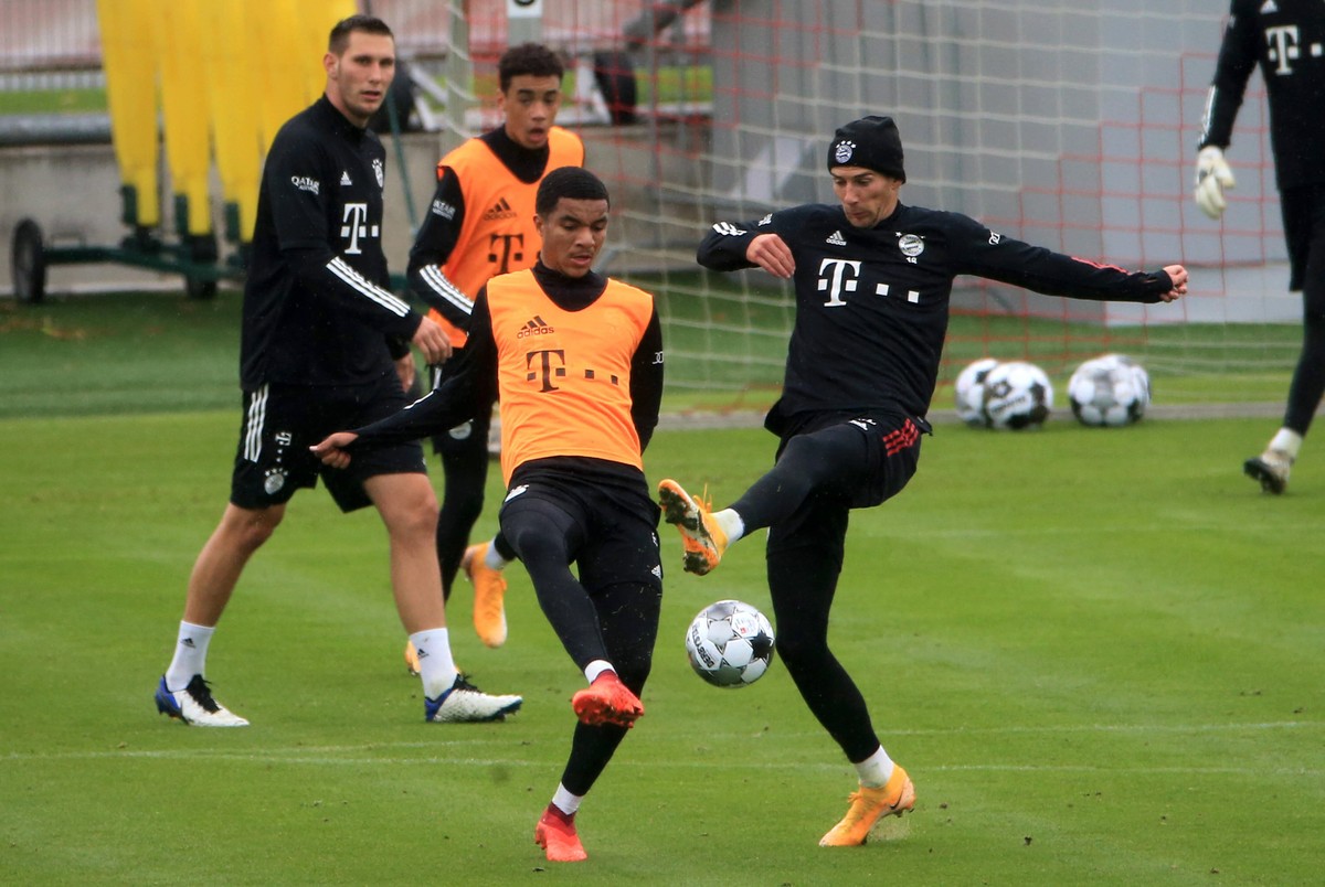 28.09.2020, FCB Training Saebenerstrasse Muenchen, Fussball, im Bild: Niklas Suele FCB, Jamal Musiala FCBII, und Malik Tillman FCB vs Leon Goretzka FCB *** 28 09 2020, FCB Training Saebenerstrasse Mun ...