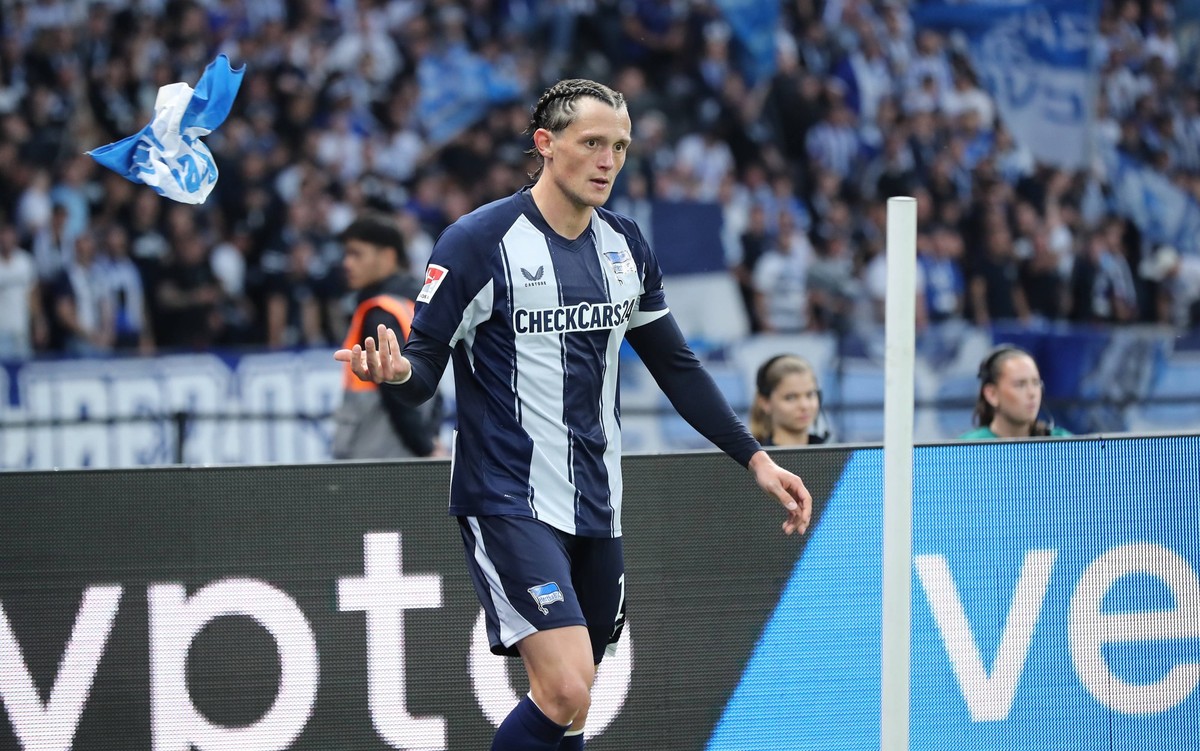 Fabian Reese wirft Herthafahne Eckfahne weg nach Zweikampf mit Felix Keidel / Ennt�uschung entt�uscht / / Fu�ball Fussball / DFL 2.Bundesliga Herren / 4.Spieltag Saison 2025/2026 / 29.08.2025 / Hertha ...