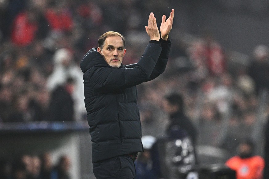 17.04.2024, Bayern, München: Fußball: Champions League, Bayern München - FC Arsenal, K.o.-Runde, Viertelfinale, Rückspiele, Allianz Arena. Bayerns Trainer Thomas Tuchel gestikuliert am Spielfeldrand.  ...