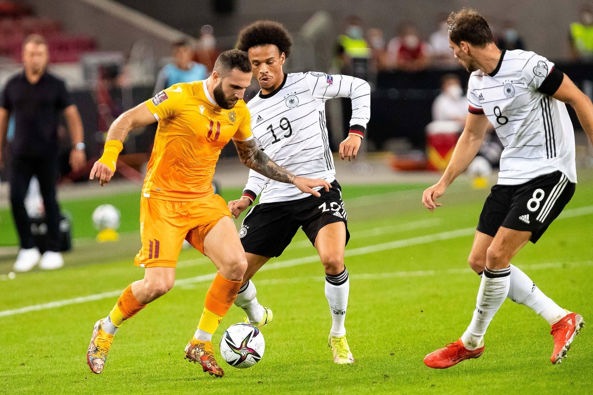 Leroy Sane Deutschland 19, Tigran Barsedhyan Armenien 11, Leon Goretzka Deutschland 08 GER, WM Qualifikation Deutschland vs Armenien in Stuttgart Mercedes-Benz Arena, 05.09.2021, DFB/DFL REGULATIONS P ...