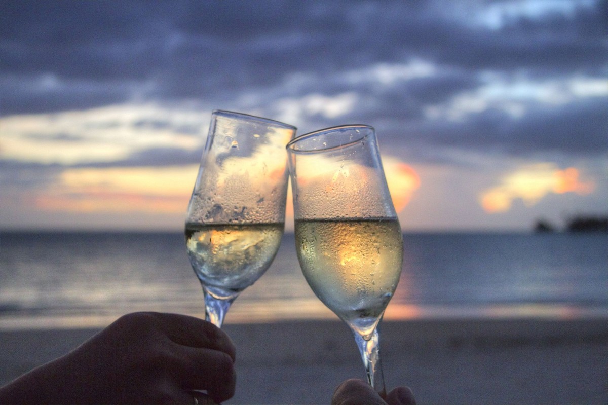 Zwei Gläser Sekt vor Sonnenuntergang