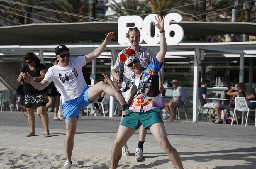 13.05.2022, Spanien, Palma: Mathias (vorne, r) aus Frankfut feiert mit seinen Freunden, dass er heiraten wird, neben dem Ballermann 6 am Strand von Arenal. Der Ballermann auf Mallorca feiert sein 50-j