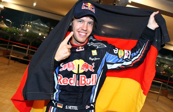 ARCHIV - 14.11.2010, Vereinigte Arabische Emirate, Abu Dhabi: Der deutsche Formel-1-Rennfahrer Sebastian Vettel vom Team Red Bull jubelt auf dem Yas Marina Circuit in den Vereinigten Arabischen Emirat ...