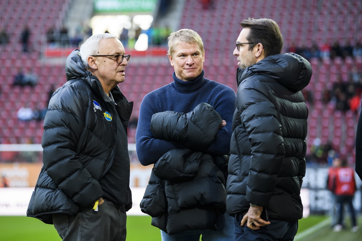 24.11.2019, xkvx, Fussball 1.Bundesliga, FC Augsburg - Hertha BSC Berlin emspor, v.l. Werner Gegenbauer Hertha BSC Berlin, Mitglied der Geschaeftsleitung Paul Keuter Hertha BSC Berlin, Geschaeftsfuehr ...