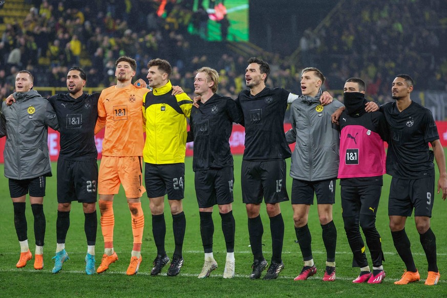 Fussball - 1. Bundesliga - Borussia Dortmund - Hertha BSC Berlin am 19.02.2023 im Signal Iduna Park in Dortmund Die Mannschaft von Borussia Dortmund freut sich über den Sieg und jubelt, hier mit Marco ...