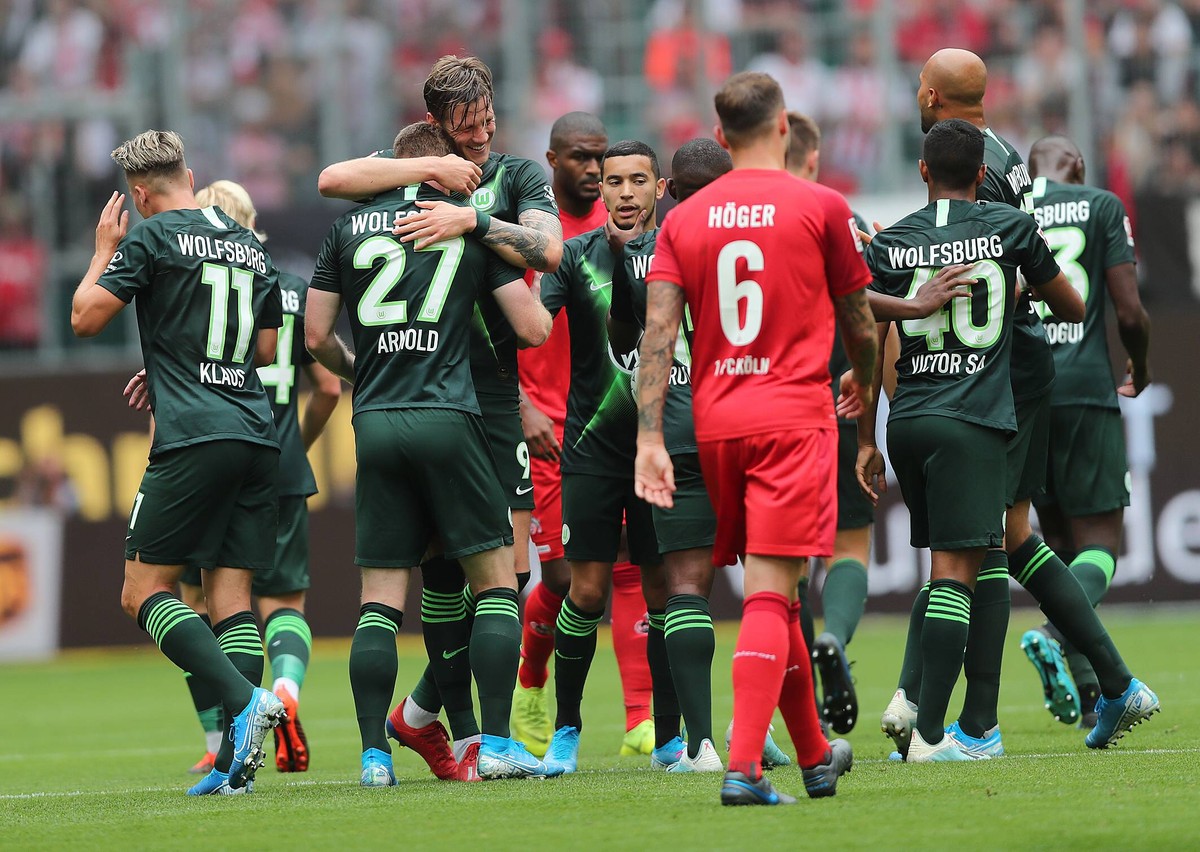 Torjubel nach dem 1-0 durch Maximilian Arnold (VfL Wolfsburg),27 DFL REGULATIONS PROHIBIT ANY USE OF PHOTOGRAPHS AS IMAGE SEQUENCES AND/OR QUASI-VIDEO. *** Goal celebration after the 1-0 by Maximilian ...