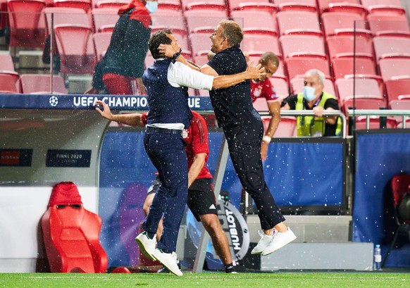Jubel! Hasan Salihamidzic (l.) und Hansi Flick springen nach dem Abpfiff des Champions-League-Finals vor Freude in die Luft.