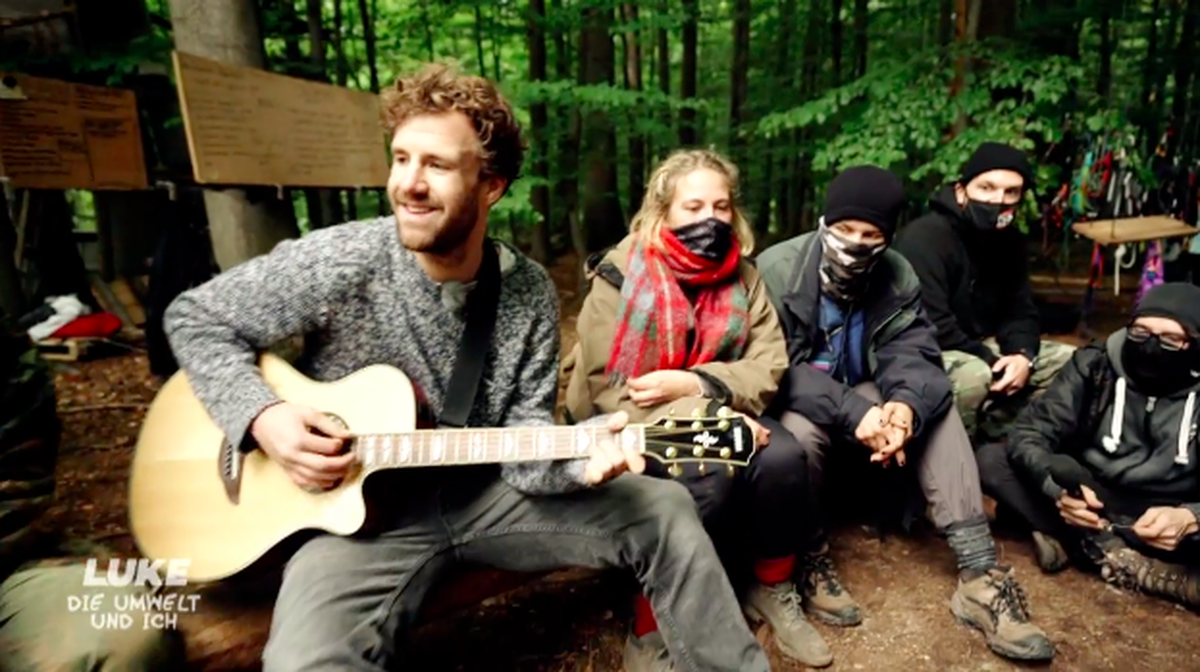 Luke Mockridge sitzt gemeinsam mit den Aktivisten im Dannenröder Forst.