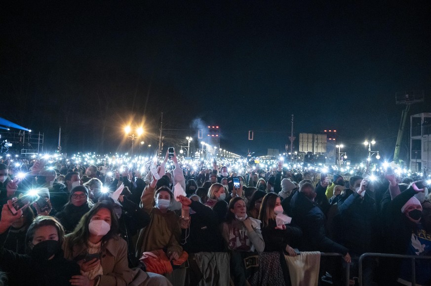 Zahlreiche Zuschauer leuchten mit ihren Handy-taschenlampen während die Band Silbermond bei der Solidaritätskundgebung «Sound of Peace» am Brandenburger Tor auf der Bühne auftritt. Zahlreiche bekannte ...