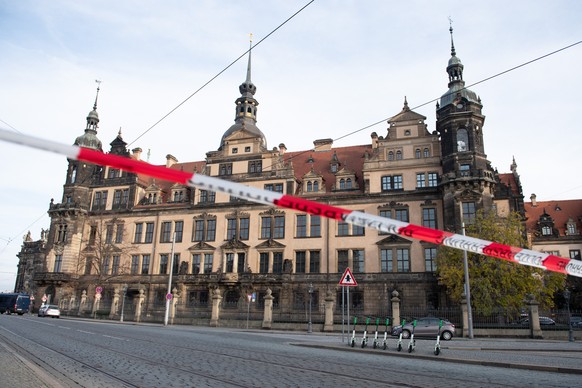 Ein Absperrband der Polizei hängt vor dem Residenzschloss mit dem Grünen Gewölbe. In Dresdens Schatzkammer Grünes Gewölbe ist am frühen Morgen eingebrochen worden.