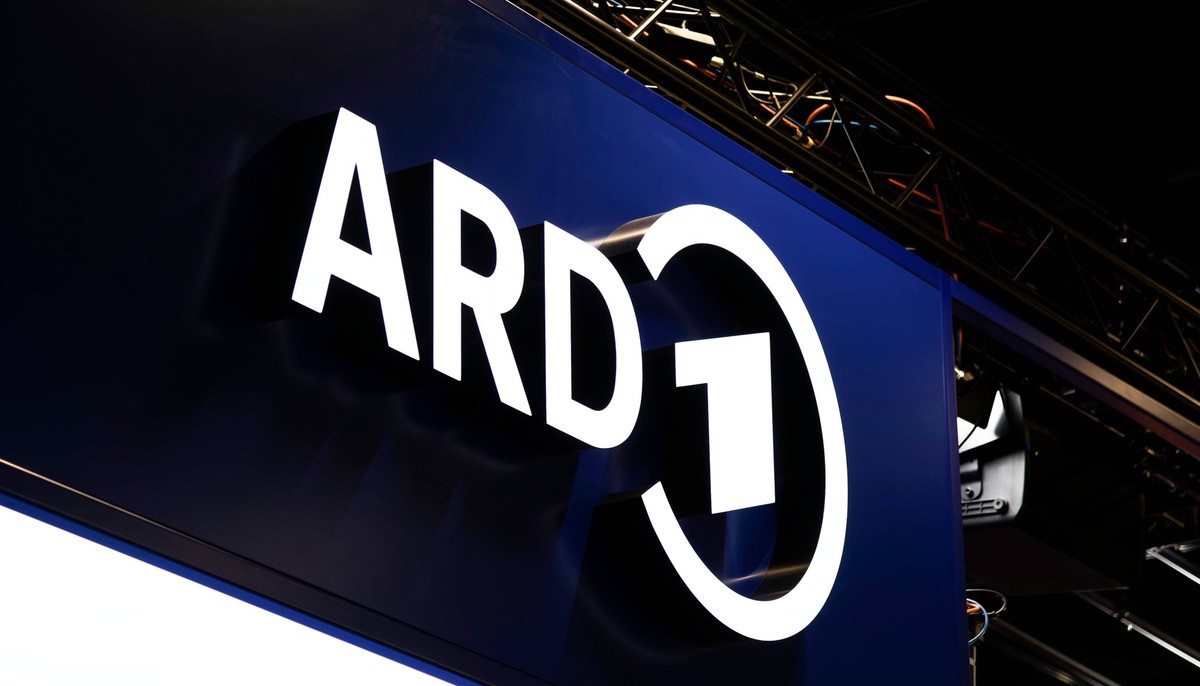 21.08.2024, Spielemesse gamescom in Köln. Logo am Stand von ARD. 21.08.2024, Spielemesse gamescom in Köln 21.08.2024, Spielemesse gamescom in Köln *** 21 08 2024, games fair gamescom in Cologne Logo a ...