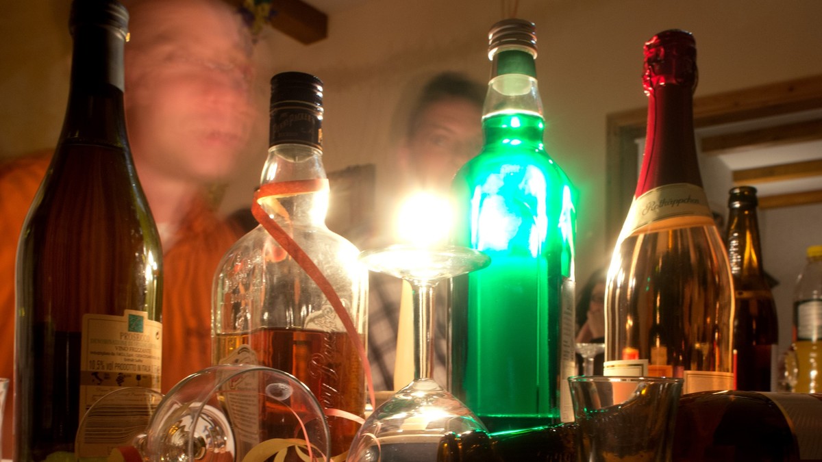 ARCHIV - 30.12.2012, Brandenburg, Frankfurt (Oder): Verschiedene Flaschen mit Alkohol stehen am 31.12.2012 auf einem Tisch auf einer privaten Silvesterparty in Frankfurt (Oder) (Brandenburg). Foto\ Pa ...