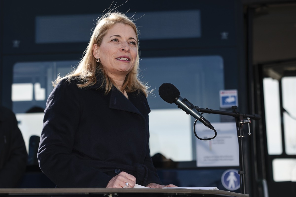 27.03.2024, Schleswig-Holstein, Schleswig: Evelyn Palla, Vorstandsvorsitzende der DB Regio AG, spricht w�hrend des Starts des Mobilit�t-Modellprojekts �SMILE24�. Das �PNV-Modellprojekt gilt als deutsc ...