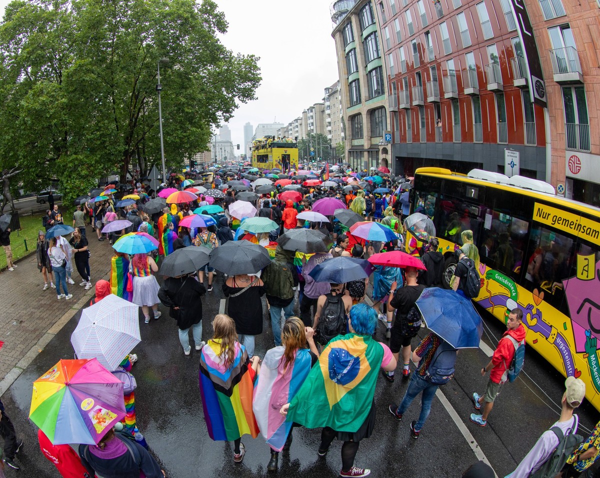 CSD Berlin 2024: Feier der Vielfalt trotzt dem Regen, CSD Berlin 2024 ein buntes Fest der Vielfalt und ein starkes Zeichen f�r Toleranz und Gleichberechtigung. Tausende Menschen zogen trotz des anf�ng ...