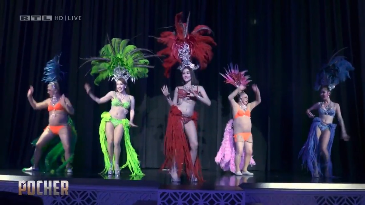 Oliver Pocher (l.) und sein Vater (2.v.r.) machen bei einer thailändischen Tanzshow mit.