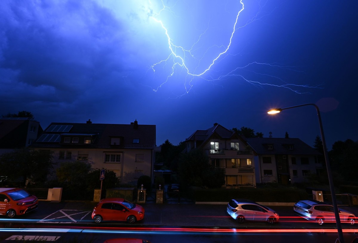 dpatopbilder - 16.08.2023, Hessen, Frankfurt/Main: Blitze entladen sich am Abendhimmel w�hrend eines schweren Gewitters �ber den H�usern im Stadtteil Sachsenhausen (Aufnahme mit l�ngerer Verschlusszei ...