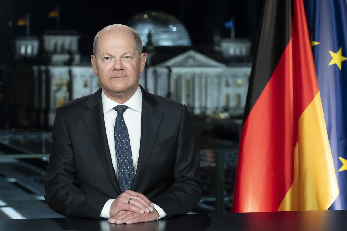 ACHTUNG: SPERRFRIST 31. DEZEMBER 00:01 UHR. FREI FÜR ZEITUNGEN DIE AM 31.12.2023 ERSCHEINEN - 29.12.2023, Berlin: Bundeskanzler Olaf Scholz (SPD) sitzt am Rande der Aufzeichnung seiner Neujahrsansprac ...