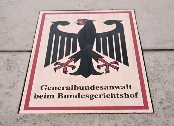 ARCHIV - 07.12.2022, Baden-Württemberg, Karlsruhe: Ein Hinweisschild mit dem Bundesadler und der Aufschrift &quot;Generalbundesanwalt beim Bundesgerichtshof&quot;. Die Bundesanwaltschaft hat sieben mu ...